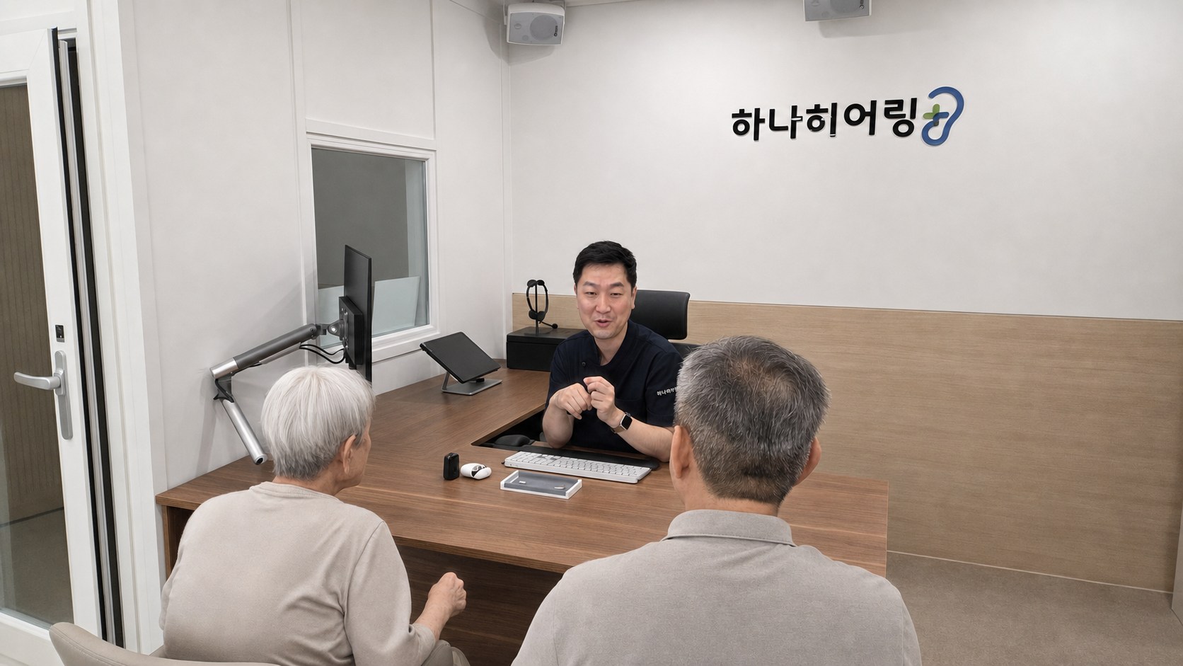 하나히어링 은평구산센터에서 이승언 원장이 두 방문객에게 설명하는 실제 상담 모습